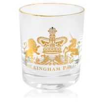 Buckingham Palace gold plated logo glass tumbler  featuring a gold plated rim and the words Buckingham Palace under a lion and unicorn crest. 