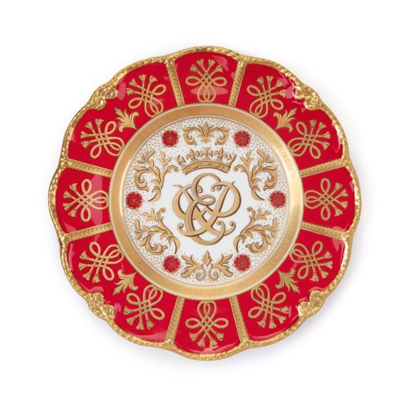 Limited Ediition 70th anniversary plate design features golden scrolls and the entwined monogram of The Queen and The Duke of Edinburgh. 